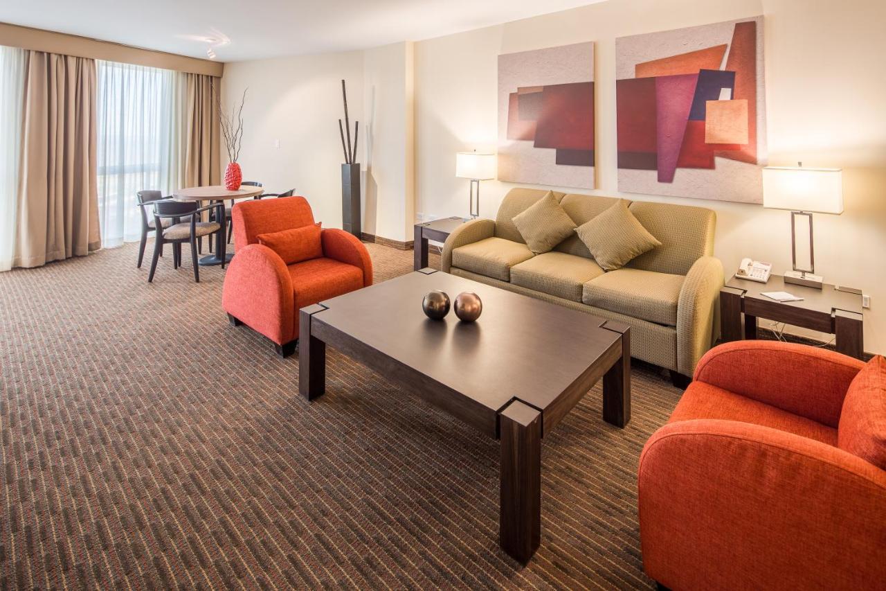 คราวน์ พลาซา มอนเทอร์เรย์ แอโรปวยร์โต Hotel มอนแตร์เรย์ ภายนอก รูปภาพ