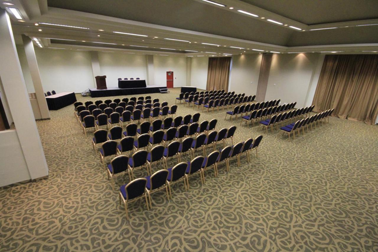 คราวน์ พลาซา มอนเทอร์เรย์ แอโรปวยร์โต Hotel มอนแตร์เรย์ ภายนอก รูปภาพ