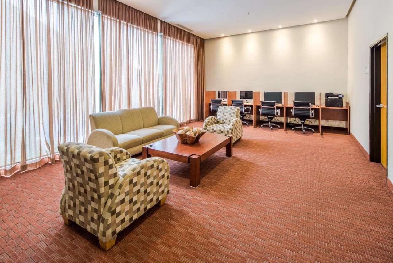 คราวน์ พลาซา มอนเทอร์เรย์ แอโรปวยร์โต Hotel มอนแตร์เรย์ ภายนอก รูปภาพ