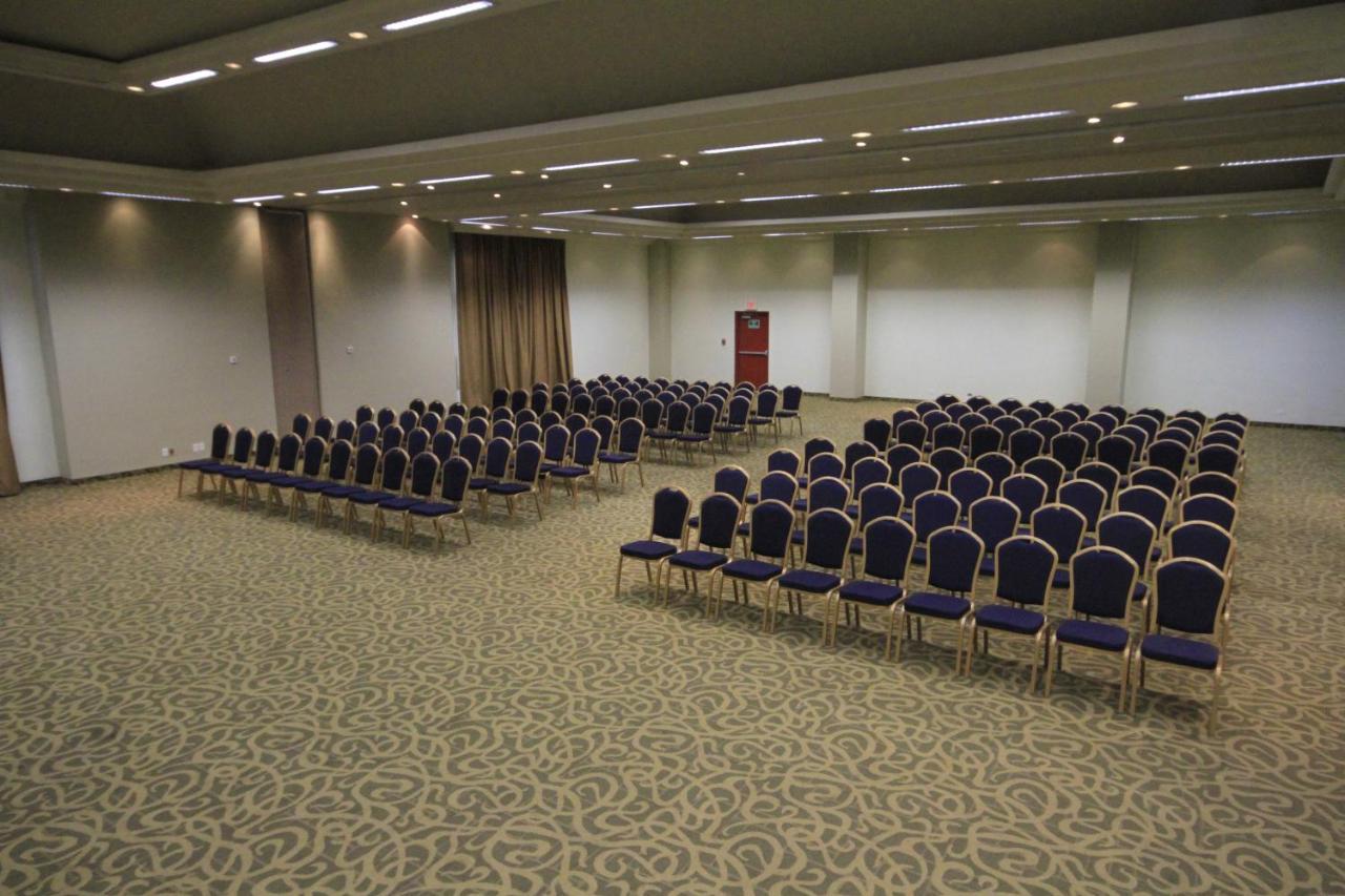 คราวน์ พลาซา มอนเทอร์เรย์ แอโรปวยร์โต Hotel มอนแตร์เรย์ ภายนอก รูปภาพ